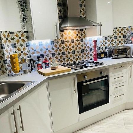Bagshot Pennyhill Camberley Ascot Luxury 2 Beds 1 Bath Sleeps 4 Pets Ok Permit Parking Apartment Luaran gambar