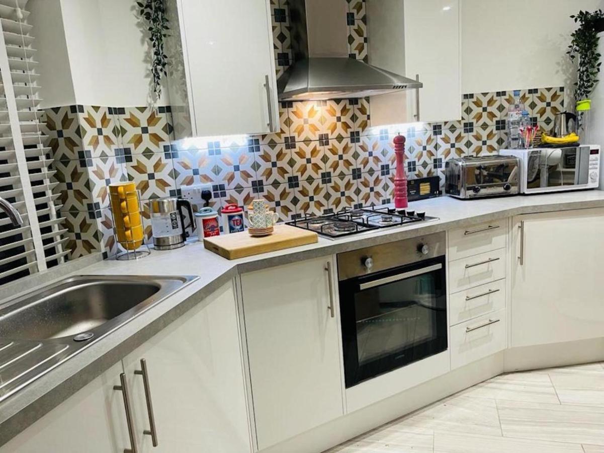 Bagshot Pennyhill Camberley Ascot Luxury 2 Beds 1 Bath Sleeps 4 Pets Ok Permit Parking Apartment Luaran gambar