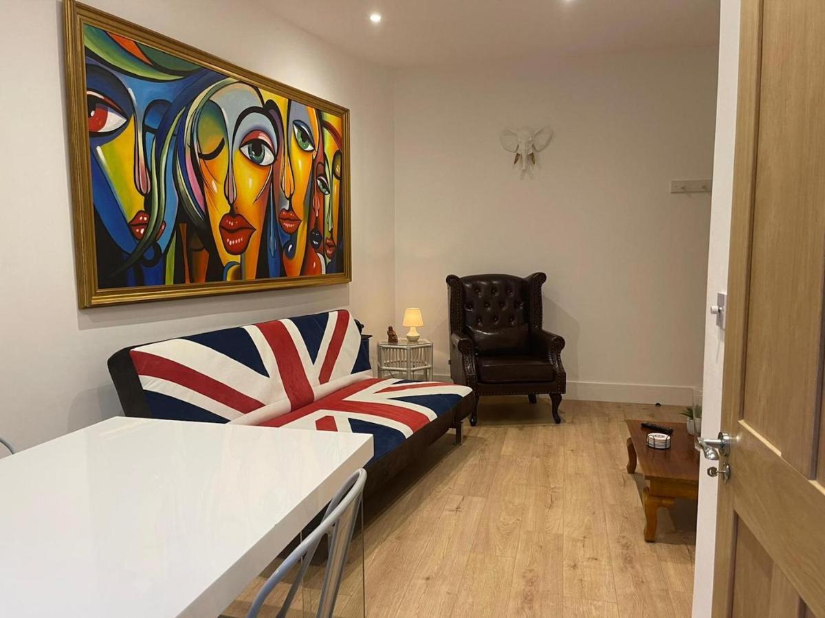 Bagshot Pennyhill Camberley Ascot Luxury 2 Beds 1 Bath Sleeps 4 Pets Ok Permit Parking Apartment Luaran gambar