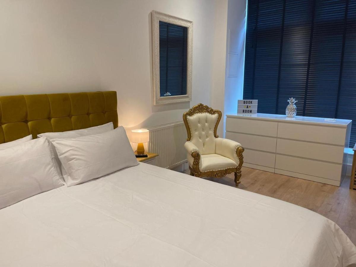 Bagshot Pennyhill Camberley Ascot Luxury 2 Beds 1 Bath Sleeps 4 Pets Ok Permit Parking Apartment Luaran gambar