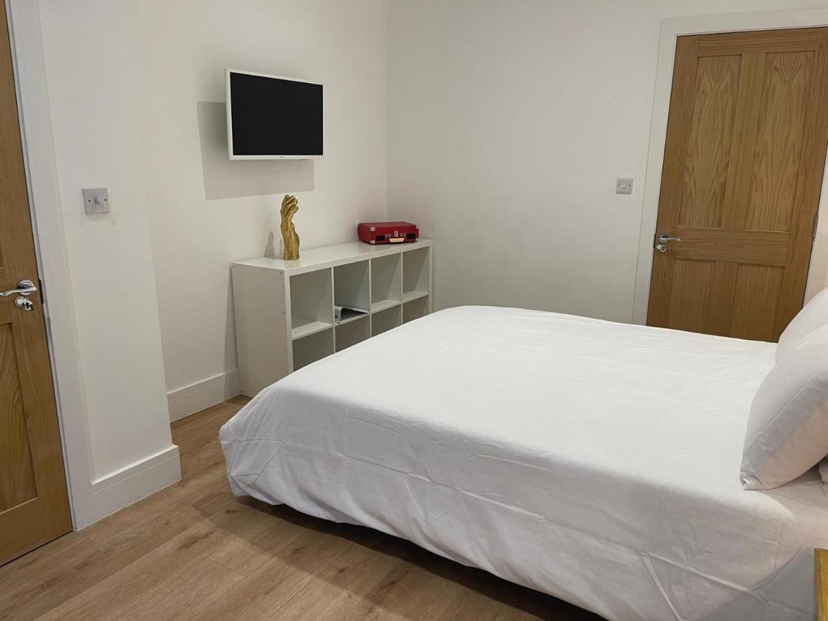 Bagshot Pennyhill Camberley Ascot Luxury 2 Beds 1 Bath Sleeps 4 Pets Ok Permit Parking Apartment Luaran gambar