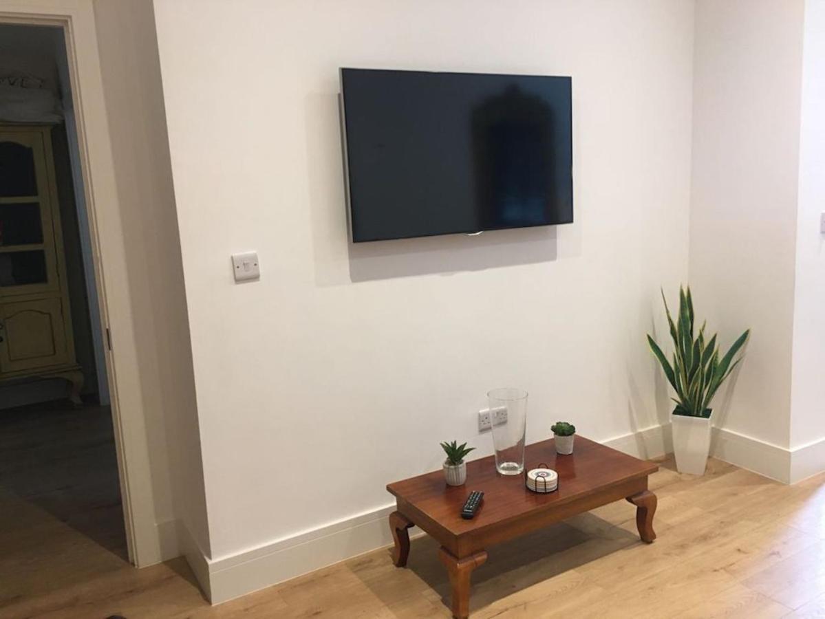 Bagshot Pennyhill Camberley Ascot Luxury 2 Beds 1 Bath Sleeps 4 Pets Ok Permit Parking Apartment Luaran gambar