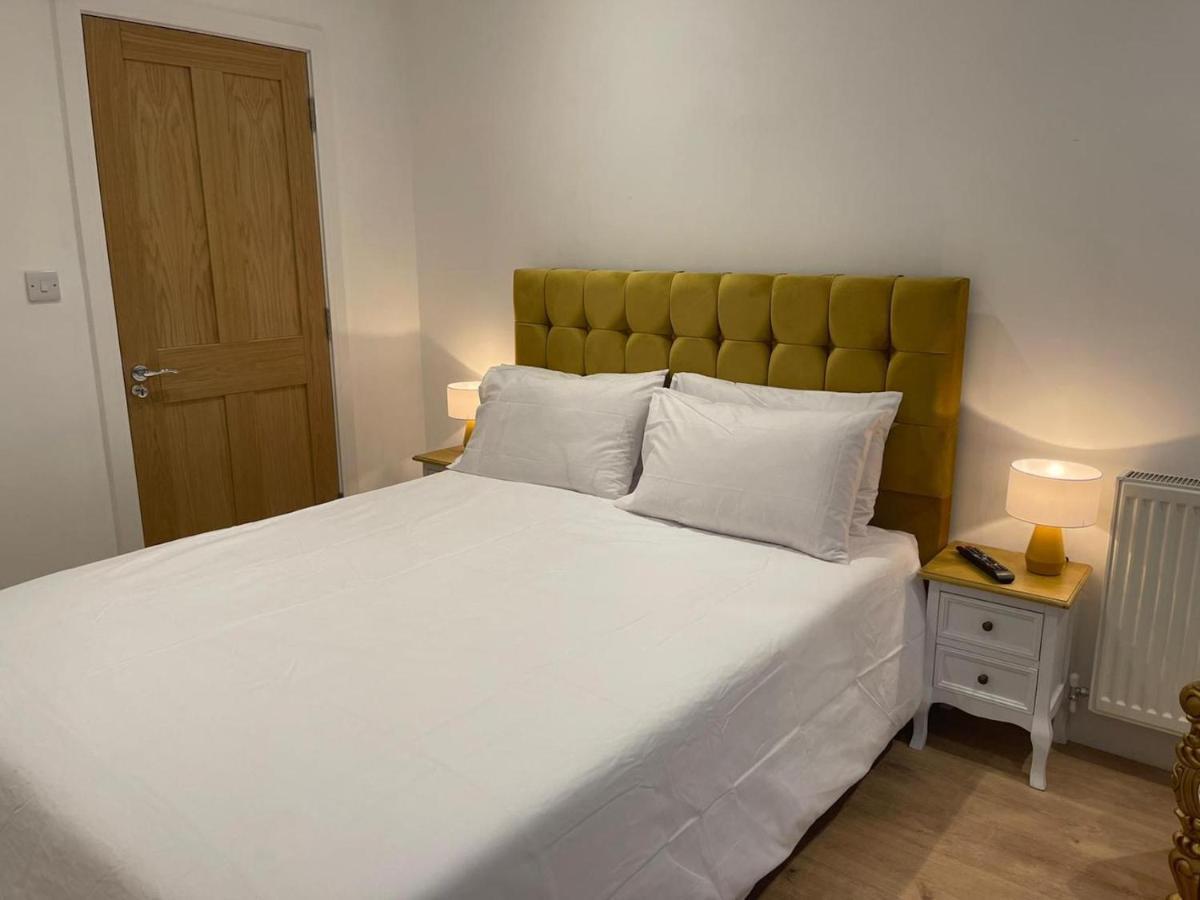 Bagshot Pennyhill Camberley Ascot Luxury 2 Beds 1 Bath Sleeps 4 Pets Ok Permit Parking Apartment Luaran gambar