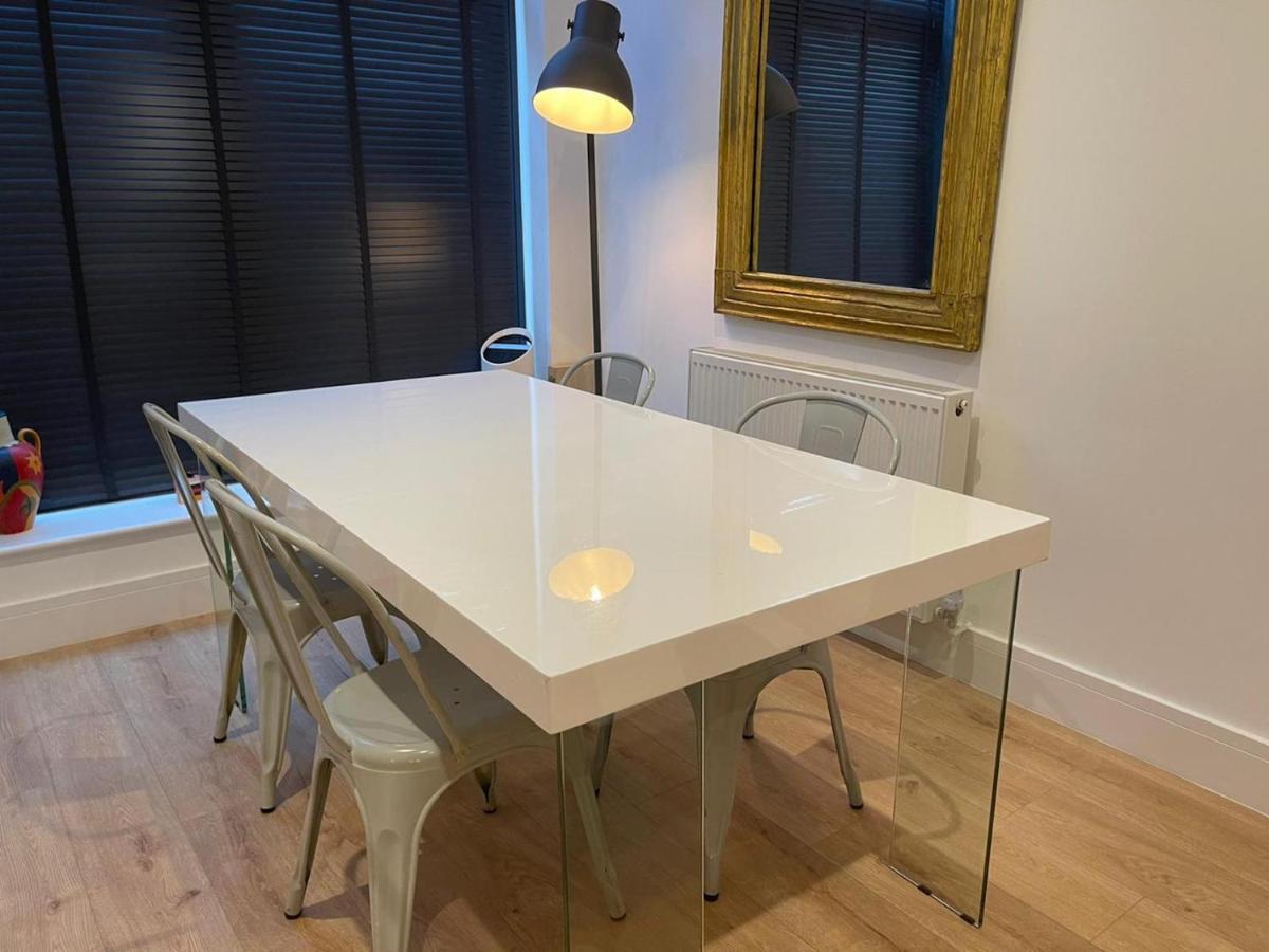 Bagshot Pennyhill Camberley Ascot Luxury 2 Beds 1 Bath Sleeps 4 Pets Ok Permit Parking Apartment Luaran gambar