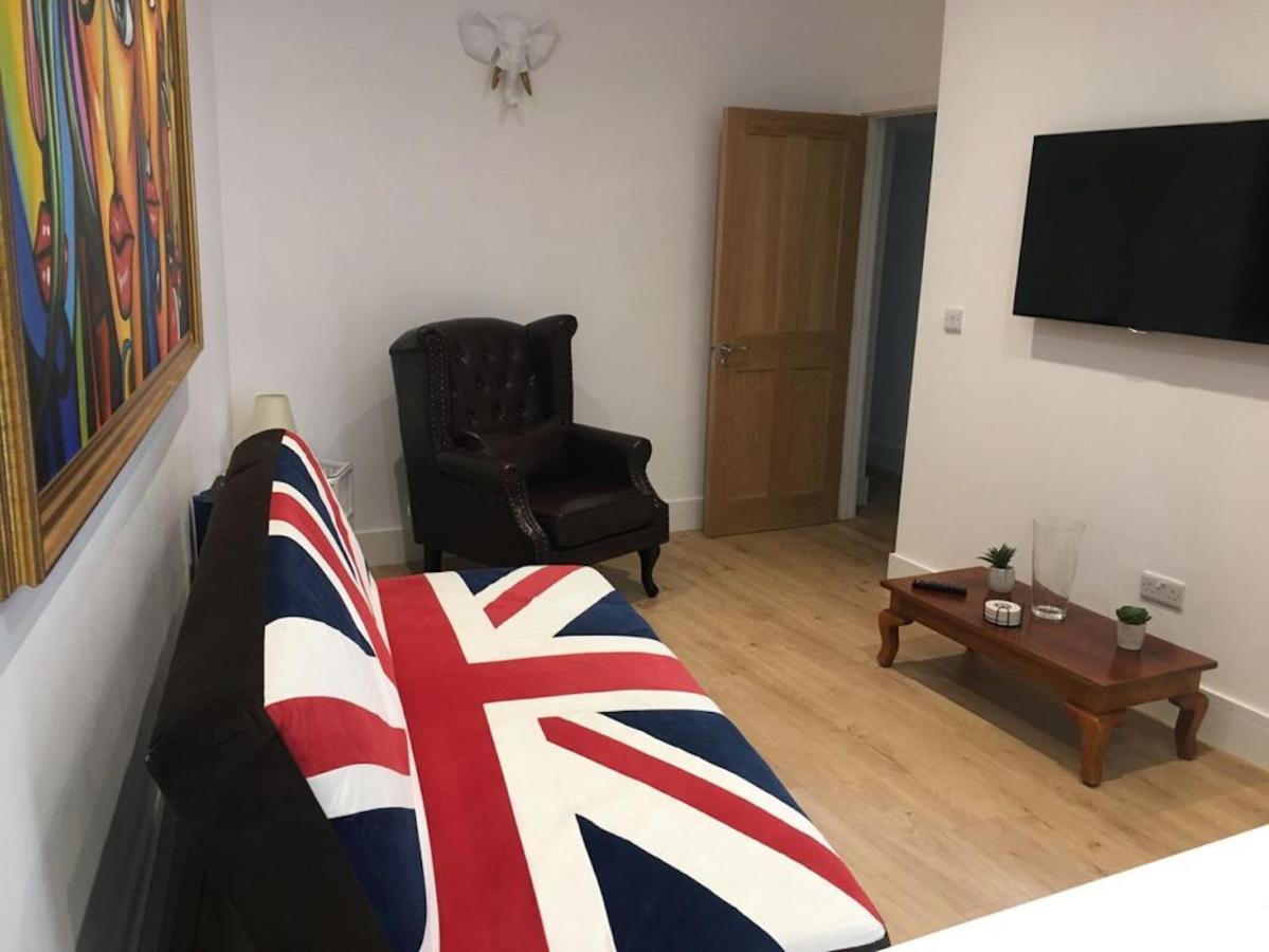 Bagshot Pennyhill Camberley Ascot Luxury 2 Beds 1 Bath Sleeps 4 Pets Ok Permit Parking Apartment Luaran gambar