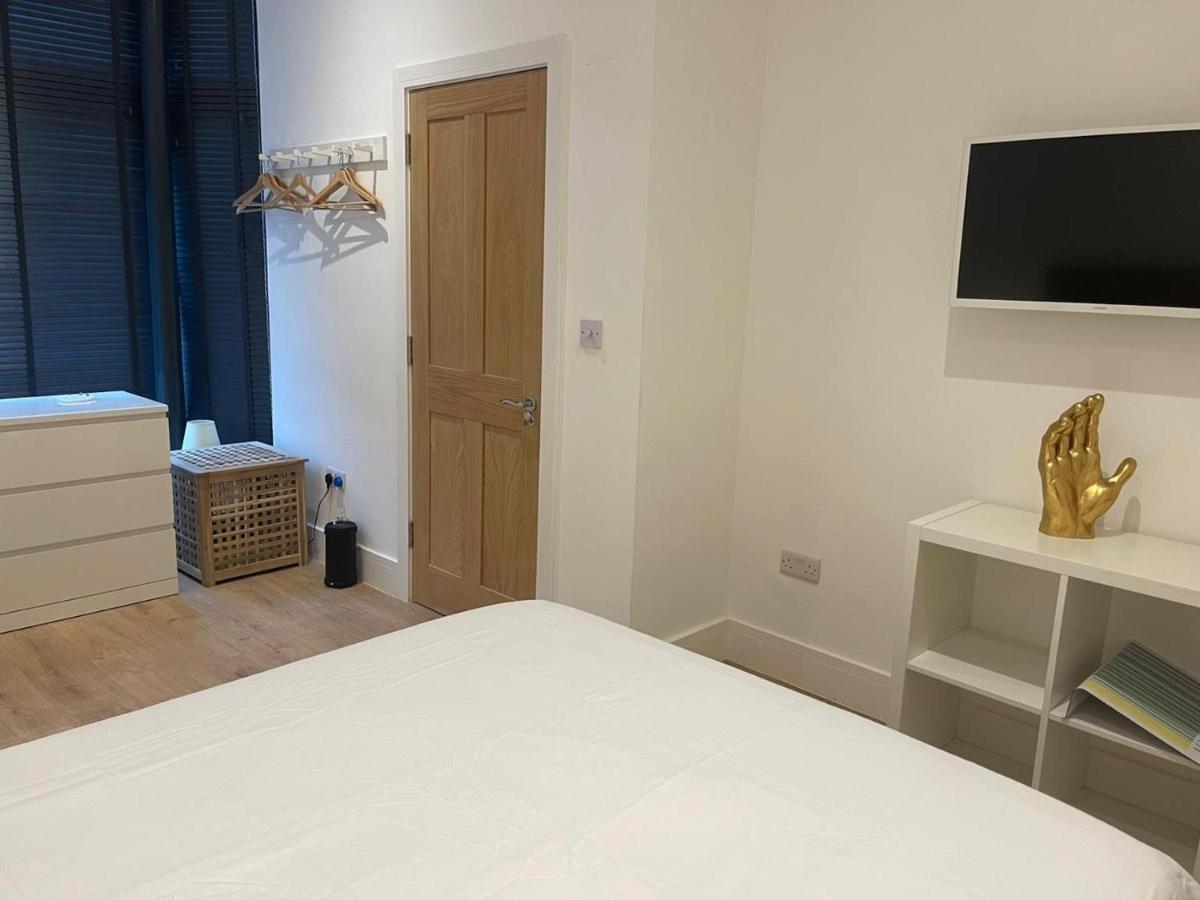 Bagshot Pennyhill Camberley Ascot Luxury 2 Beds 1 Bath Sleeps 4 Pets Ok Permit Parking Apartment Luaran gambar